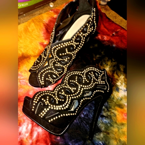 Stilleto platform heels made by JustFab black with gold studs like new beautiful - Picture 2 of 5